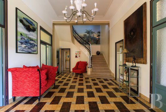 En Saône-et-Loire, à Mâcon, une villa et son jardin entièrement de style Art déco - photo  n°11